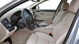 BMW Seria 5 F10 - widok ogólny wnętrza z przodu