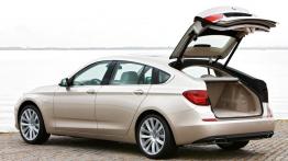 BMW Gran Turismo - tył - bagażnik otwarty