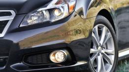 Subaru Legacy 2013 - lewy przedni reflektor - włączony
