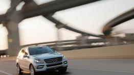 Mercedes klasa M 2012 - przód - reflektory włączone