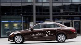 Mercedes E 400 HYBRID - lewy bok