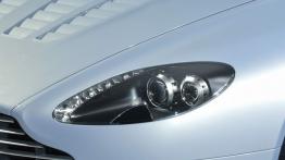 Aston Martin V12 Vantage RS - lewy przedni reflektor - wyłączony