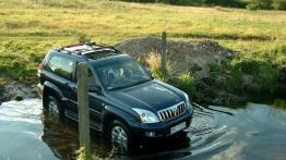 Toyota Land Cruiser 4.0 V6 (3d) - widok z przodu