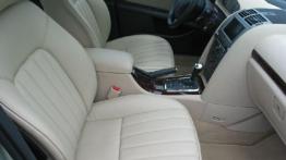 Peugeot 407 3.0 V6 SV Sport Automat - widok ogólny wnętrza z przodu