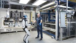 Nowy "pracownik" BMW ma koła zamiast nóg i nie zna zmęczenia. Robot AEON rusza do pracy w zakładzie w Lipsku