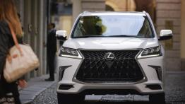 Luksusowy SUV Lexusa ze sportowym akcentem