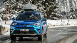 Hybrydowa Toyota RAV4 wjeżdża do Polski