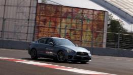 Sebastian Vettel pokonał okrążenie toru w Sochi - Infiniti Q50