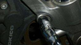 Wymiana klocków hamulcowych (na przykładzie Hayabusy)