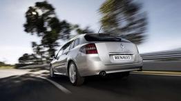 Renault Laguna GT z czterema skrętnymi kołami