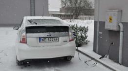 Na prąd, benzynę i ... drewno - jedziemy Toyotą Prius Plug-in po choinkę (Fotostory)