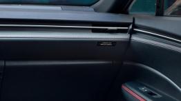 Lexus LBX Vibrant Edition debiutuje w salonach. Mały crossover z detalami prosto z flagowej limuzyny