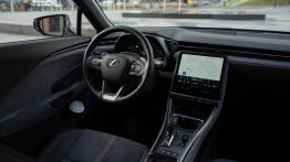 Lexus LBX E-Four Cool to wyjątkowe połączenie Mini i Toyoty. Ideał miejskiego premium