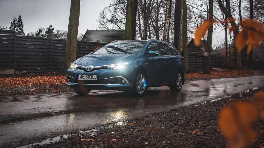 Toyota Auris II Touring Sports Facelifting 1.8 Hybrid 136KM 100kW 2015-2018