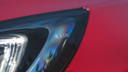 Opel Astra K 1.4 Turbo 150 KM - galeria redakcyjna - lewy przedni reflektor - włączony