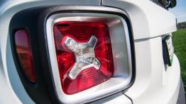 Jeep Renegade 1.4 MultiAir 140KM - galeria redakcyjna - lewy tylny reflektor - wyłączony