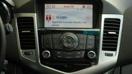 Chevrolet Cruze Hatchback 5d 1.8 16V DOHC 141KM - galeria redakcyjna - konsola środkowa