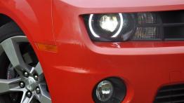 Chevrolet Camaro V Coupe 6.2L V8 405KM - galeria redakcyjna - prawy przedni reflektor - włączony