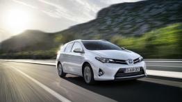 Toyota Auris II Hybrid Touring Sports (2013) - widok z przodu