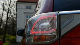 Mitsubishi Outlander III Facelifting - galeria redakcyjna - lewy tylny reflektor - włączony