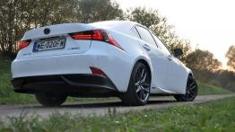 Lexus IS III Sedan 300h 223KM - galeria redakcyjna - widok z tyłu