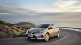 Toyota Auris II Touring Sports - widok z przodu