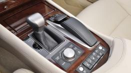 Lexus LS 460L (2013) - tunel środkowy między fotelami