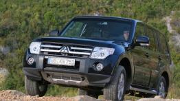 Mitsubishi Montero - widok z przodu