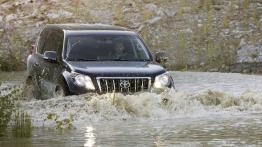 Toyota Land Cruiser 2010 - widok z przodu