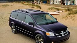 Dodge Grand Caravan 2010 - przód - reflektory włączone