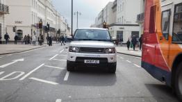 Land Rover Range_e plug-in hybrid - przód - reflektory włączone