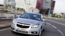 Chevrolet Cruze hatchback ECO-TEC - przód - reflektory włączone