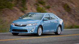 Toyota Camry Hybrid 2012 - przód - reflektory włączone