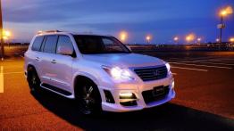 Lexus LX570 Wald International - przód - reflektory włączone