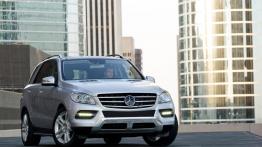 Mercedes klasa M 2012 - przód - reflektory wyłączone