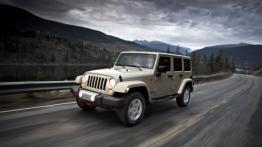 Jeep Wrangler 2011 - wersja 5-drzwiowa - przód - reflektory włączone