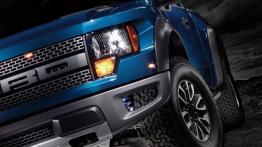 Ford F-150 SVT Raptor - lewy przedni reflektor - włączony
