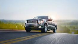 Ford F-150 - model 2012 - przód - reflektory włączone