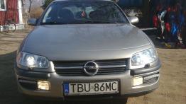 Opel Omega B Sedan - galeria społeczności - przód - reflektory włączone