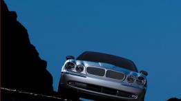 Jaguar XJ - widok z przodu