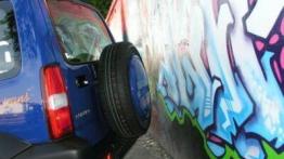 Suzuki Jimny Jeans - widok z tyłu