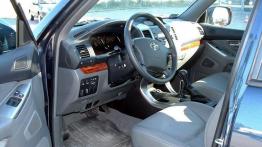 Toyota Land Cruiser 4.0 V6 (3d) - widok ogólny wnętrza z przodu