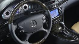 Mercedes Klasa E 2006 - kokpit