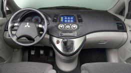 Mitsubishi Grandis - pełny panel przedni
