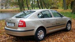 Skoda Octavia II 1.6 Ambiente - galeria redakcyjna - tył - reflektory wyłączone