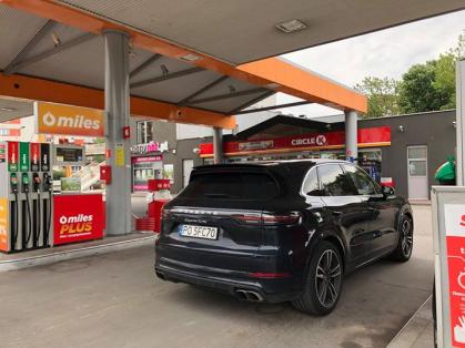 #porsche #cayenne #turbo #tankowanie #circlek