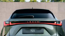 Lexus NX dostał większą baterię. Teraz przejedzie ponad 100 km na prądzie
