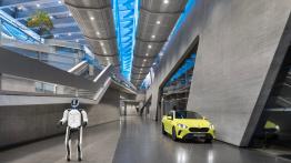 Nowy "pracownik" BMW ma koła zamiast nóg i nie zna zmęczenia. Robot AEON rusza do pracy w zakładzie w Lipsku