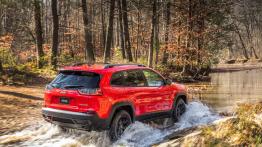 Odświeżony Jeep Cherokee z nowym silnikiem