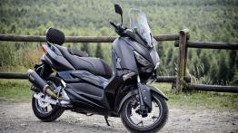 Yamaha XMAX IRON MAX – nie tylko po pizzę
